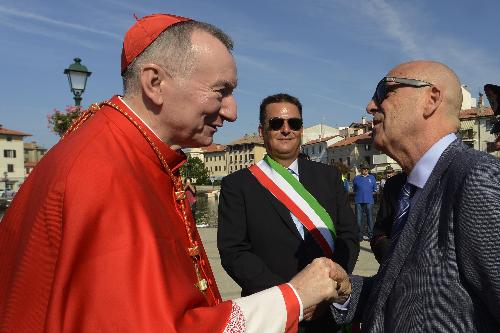 L'incontro tra l'assessore regionale Sebastiano Callari e il cardinale Pietro Parolin, Segretario di Stato Vaticano, a Grado prima della cerimonia per il 160esimo anniversario della consacrazione della Cappella dell'Apparizione del Santuario mariano dell'Isola di Barbana. Sullo sfondo il sindaco Dario Raugna